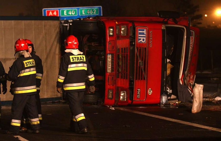 Tir wywrócił się na A4. Potężne korki! Kilka godzin była zakorkowana A4 po tym, jak kilometr od bramek na odcinku Katowice-Kraków do rowu wpadł tir. Dopiero ciężki sprzęt specjalistyczny zdołał postawić kolosa na kołach