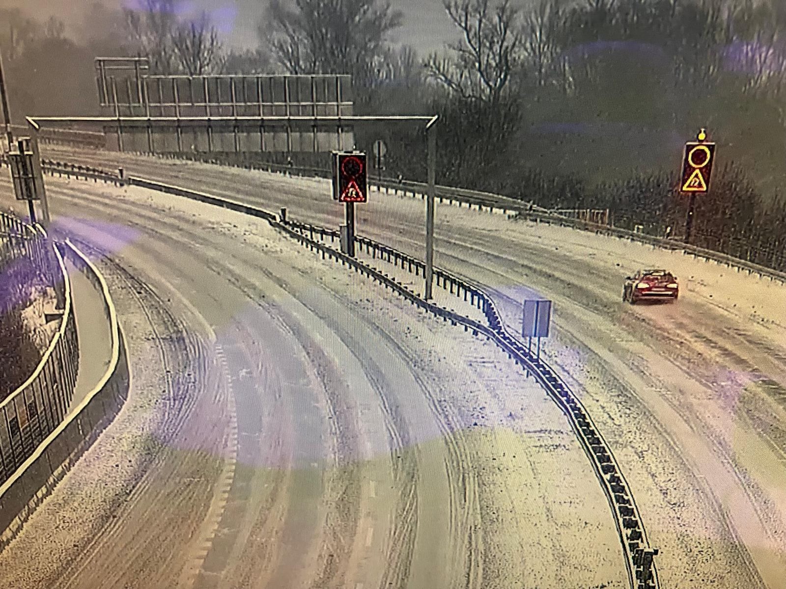 Extrémna poľadovica a sneh na slovenských cestách. 