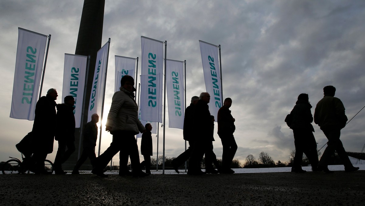 Firma Siemens za 349 mln zł netto zbuduje do końca 2015 r. urządzenia służące m.in. ograniczaniu nieplanowanych przepływów energii elektrycznej z Niemiec. Polskie Sieci Elektroenergetyczne poinformowały w poniedziałek o podpisaniu odpowiedniej umowy.