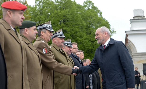 "Super Express": Macierewicz dostał od szefowej rządu 33 tysiące złotych nagrody