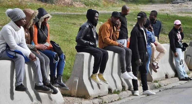 Des ressortissants ivoiriens patientent devant l'ambassade de Côte d'Ivoire à Tunis, le 24 février 2023/AFP - FETHI BELAID