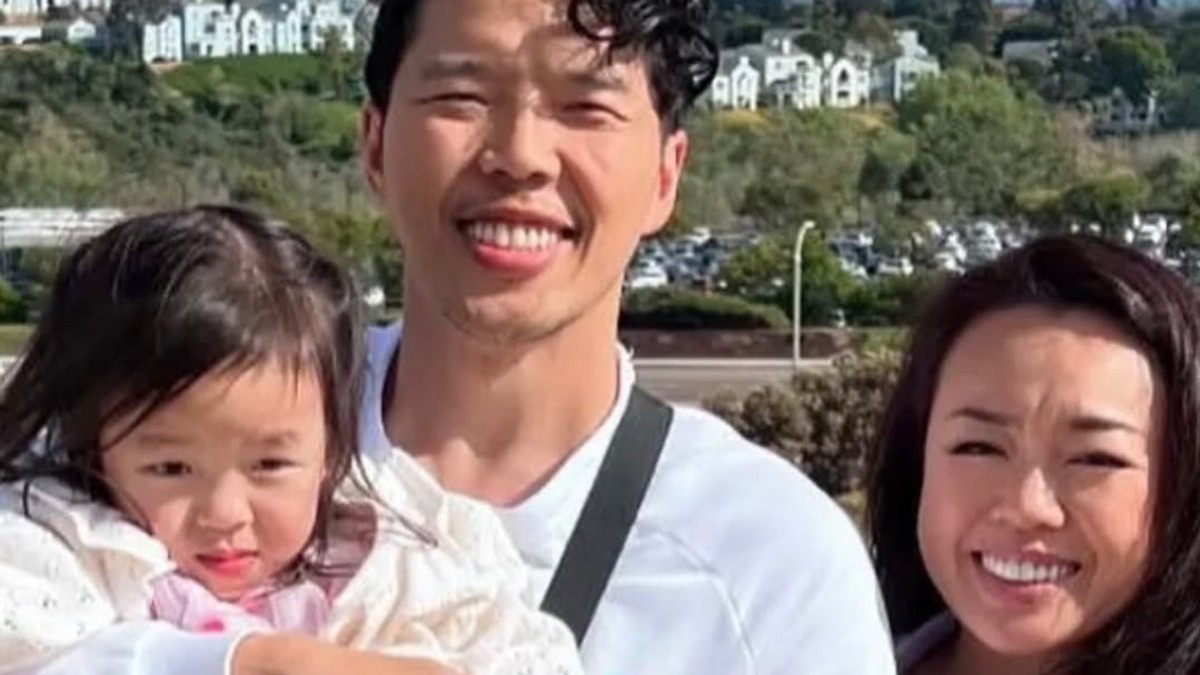 Poznati glumac Aleks Duong sa suprugom i ćerkom
