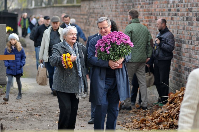 Bronisław Komorowski odwiedza groby bliskich