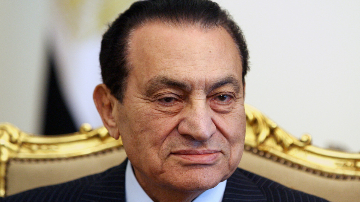 Prokuratura w Egipcie zdecydowała w piątek o przewiezieniu obalonego prezydenta Hosniego Mubaraka ze szpitala w Szarm el-Szejk do szpitala wojskowego, gdzie pozostanie pod strażą na czas przesłuchania - poinformowała agencja Reutera.