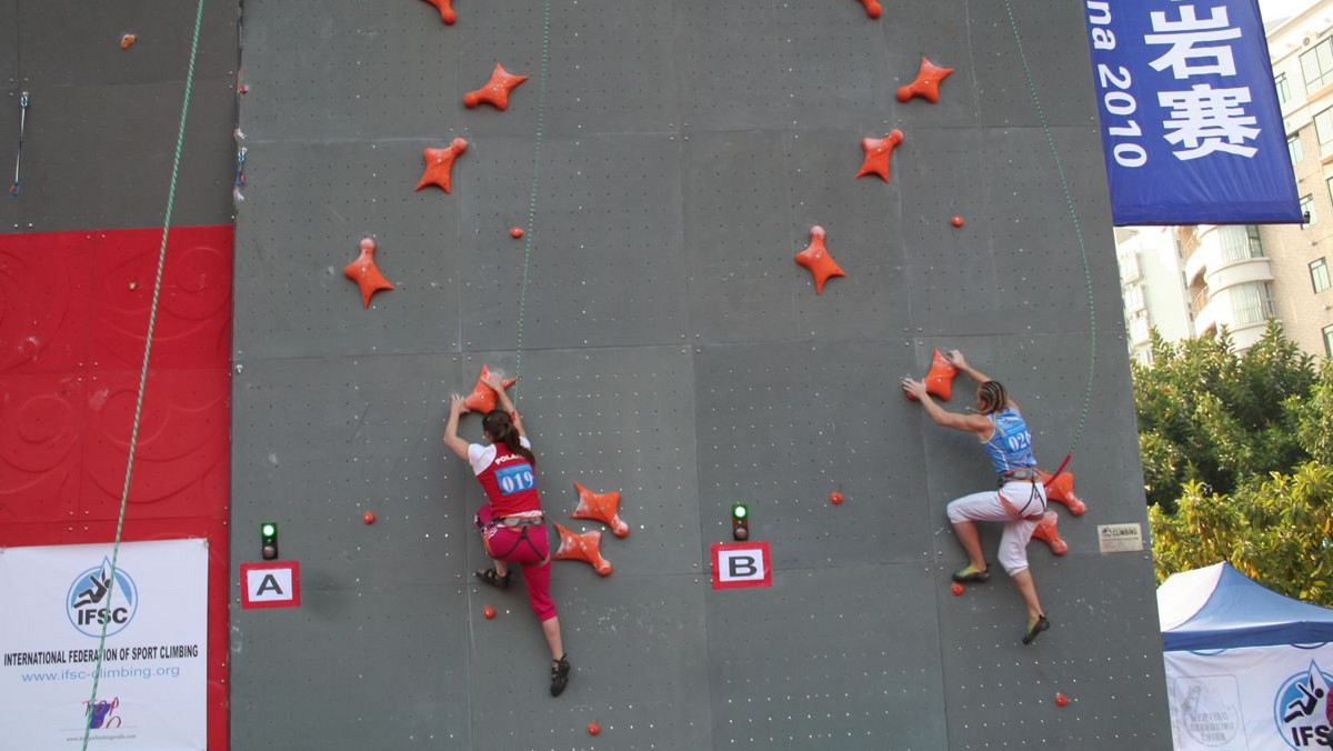 Edyta Ropek, zawodniczka Alpinus Azoty Tarnów Team, w znakomitym stylu zakończyła sezon startowy w konkurencji wspinaczki na czas. Tarnowianka zwyciężyła w finałowej edycji Pucharu Świata 2010 we wspinaczce sportowej, ustanawiając jednocześnie nowy rekord Europy na dystansie 15 metrów IFSC Speed Record Wall z czasem 9,76 sekundy.