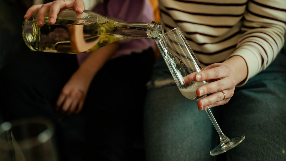 Drink, wino czy bąbelki – co szybciej uderzy do głowy?