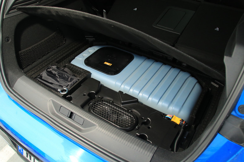 Hybrydy plug-in mają akumulatory większe niż w zwykłych hybrydach, ale mniejsze niż w autach całkowicie elektrycznych – zasięg w trybie elektrycznym to zwykle kilkadziesiąt kilometrów. 