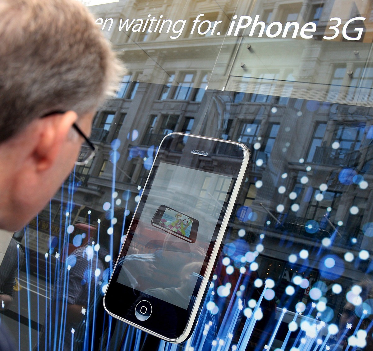 iPhone 3G firmy Apple działa w sieciach komórkowych trzeciej generacji i wyposażony jest m.in. w nawigację satelitarną GPS.