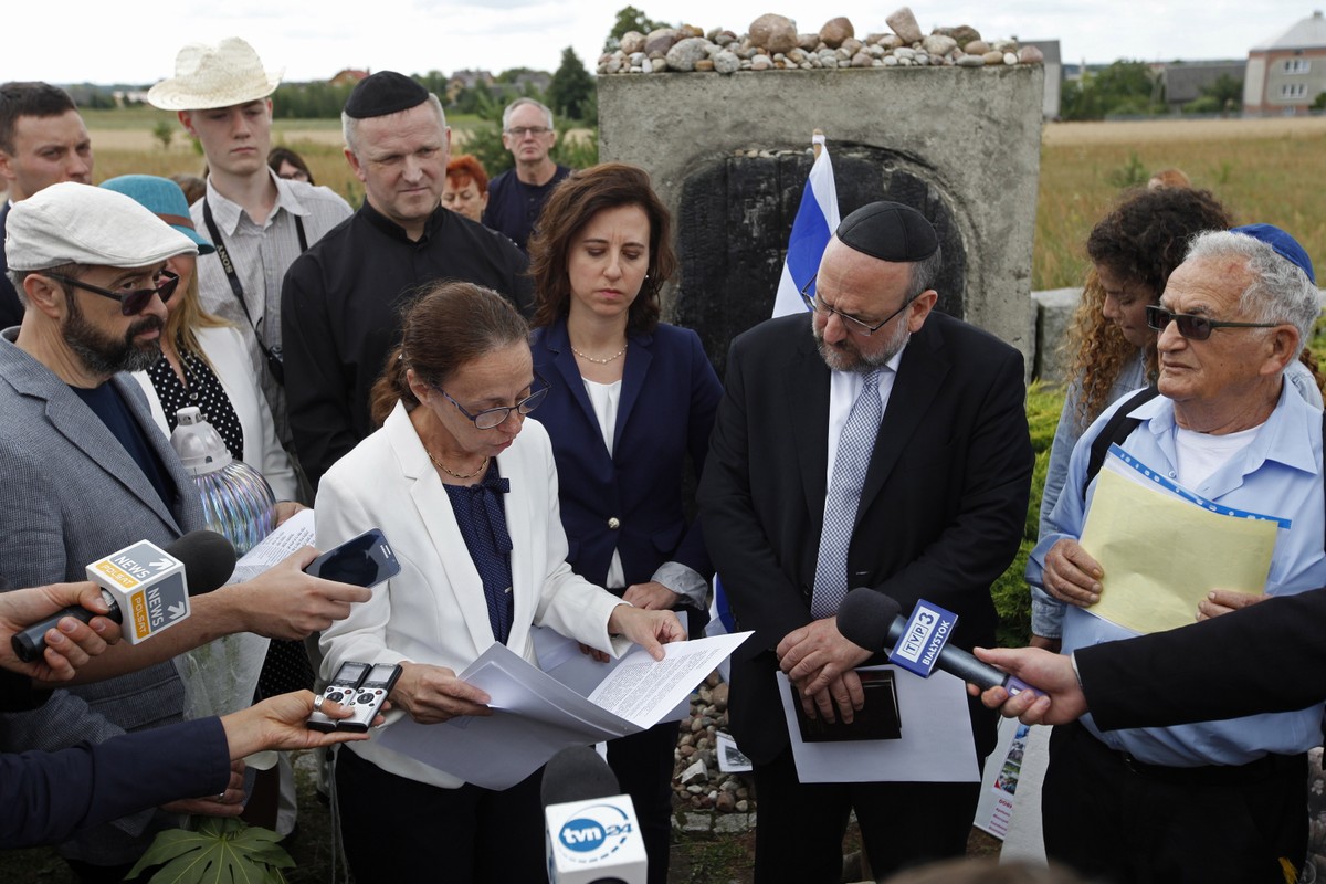 Naczelny rabin Polski Michael Schudrich (2P), współprzew. Polskiej Rady Chrześcijan i Żydów Bogdan Białek (L), ksiądz Wojciech Lemański (2L-z tyłu), wiceambasador Izraela Ruth Cohen-Dar (2L-z przodu), przewodnicząca Gminy Wyznaniowej Żydowskiej w Warszawie Anna Chipczyńska (3L) oraz ocalony dzięki polskiej rodzinie Icchak Lewin (P)