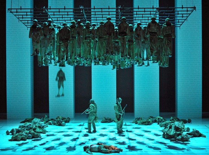 Zespołowa scena z opery 'Odcień żółci' austriackiej kompozytorki Johanny Doderer