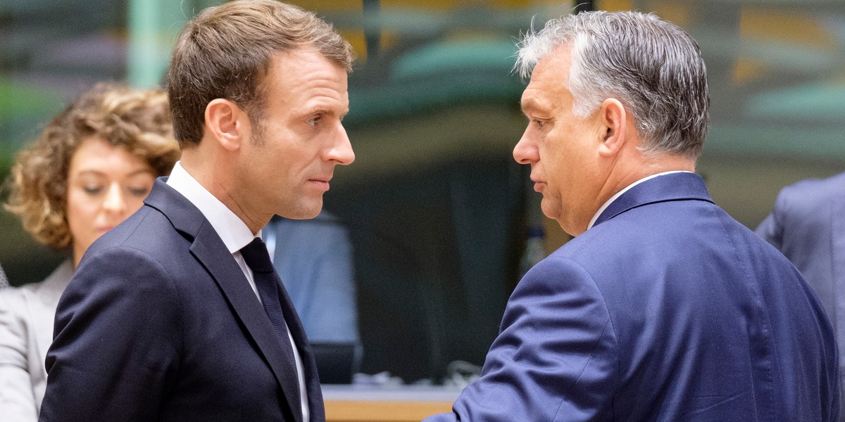 Prezydent Francji Emmanuel Macron (z lewej) i premier Węgier Viktor Orbán.