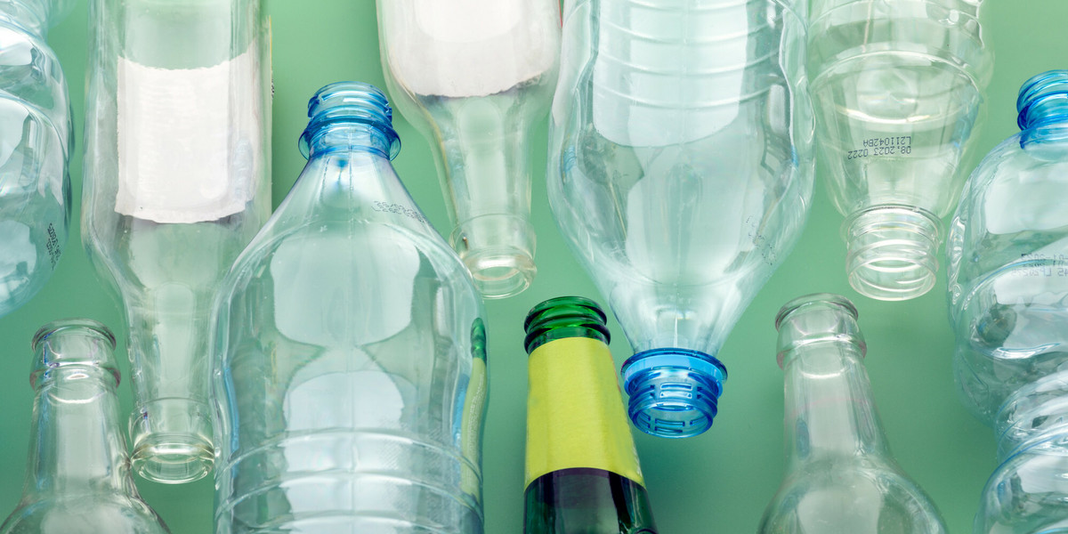 System kaucyjny ma objąć: butelki z tworzyw sztucznych jednorazowego użytku o pojemności do 3l, butelki szklane wielokrotnego użytku o pojemności do 1,5l oraz puszki metalowe o pojemności do 1l.