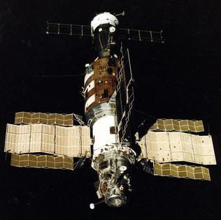 Salut 7 - zdjęcie wykonane przez załogę misji Sojuz T-13 