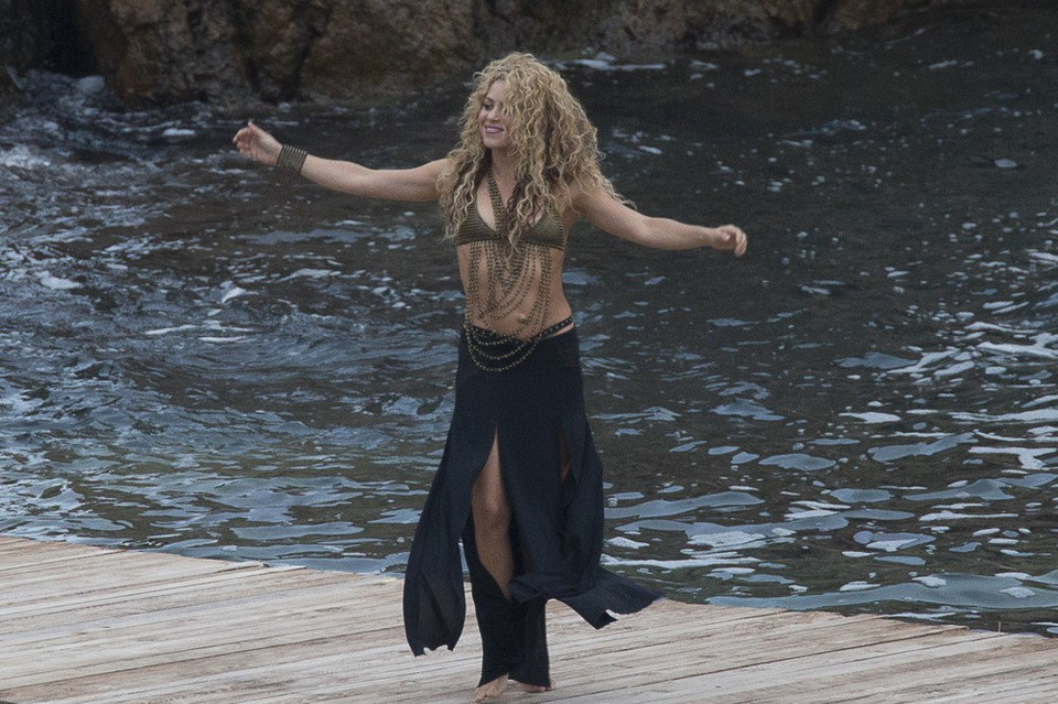 Uśmiechnięta Shakira z synkiem na planie reklamy