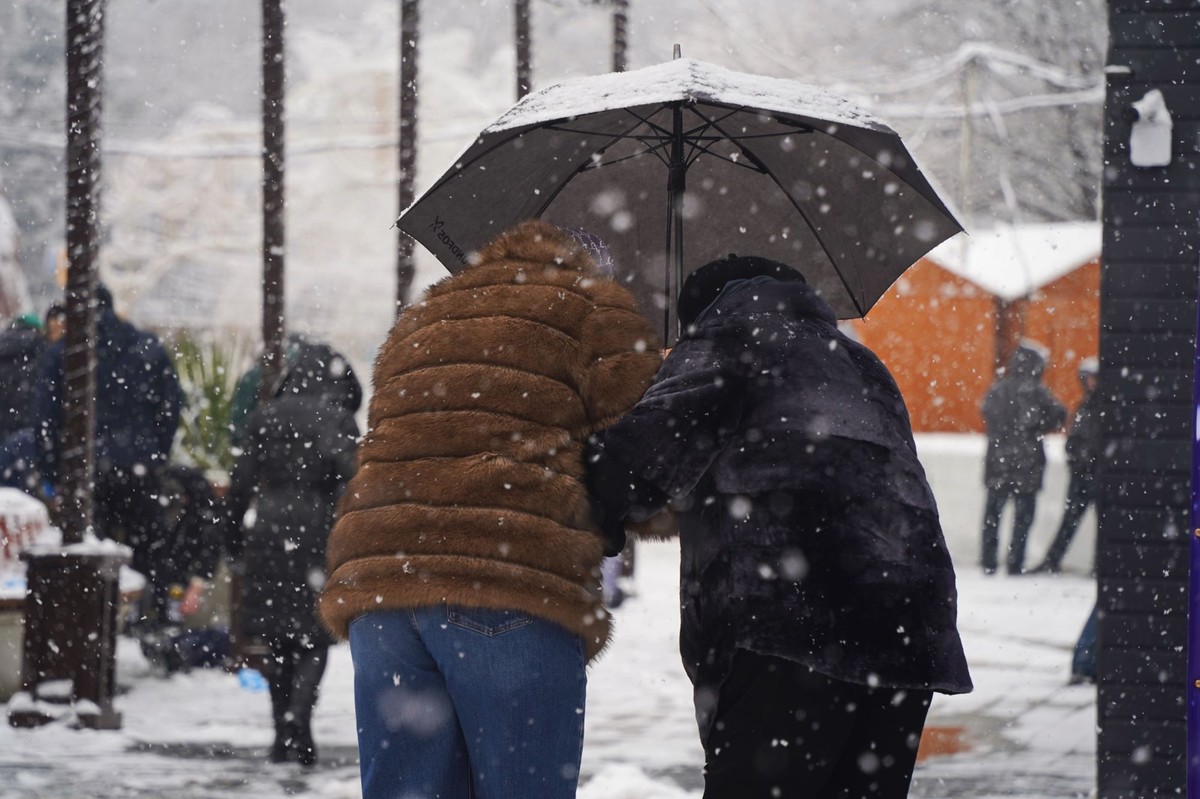 Porywisty wiatr i kilka fal śniegu uderzą w Polskę