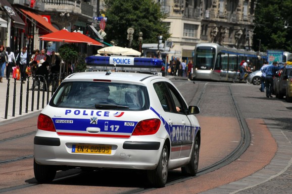 OTAC DVE GODINE DRŽAO SINA (9) ZAKLJUČANOG U KOMBIJU PUNOM SMEĆA I IZMETA! Komšija slučajno čuo dečakov glas, a onda je otkriven horor: "Hteo sam da ga zaštitim"