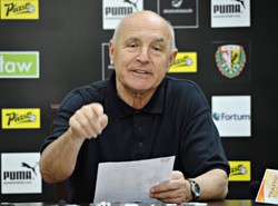 Lenczyk przejmie kadrę, jeśli PZPN straci wiarę w Smudę