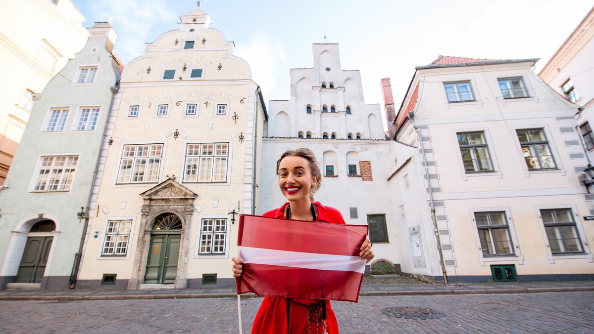 Łotysze masowo wyjeżdżają z kraju za pracą i nie kwapią się do powrotu. W żadnym innym państwie nie ma tak dramatycznego spadku liczby ludności. Stwarza to zagrożenie dla stabilności łotewskiego państwa. "Będzie za mało podatników i żołnierzy" – pisze Gordon F. Sander dla POLITICO.