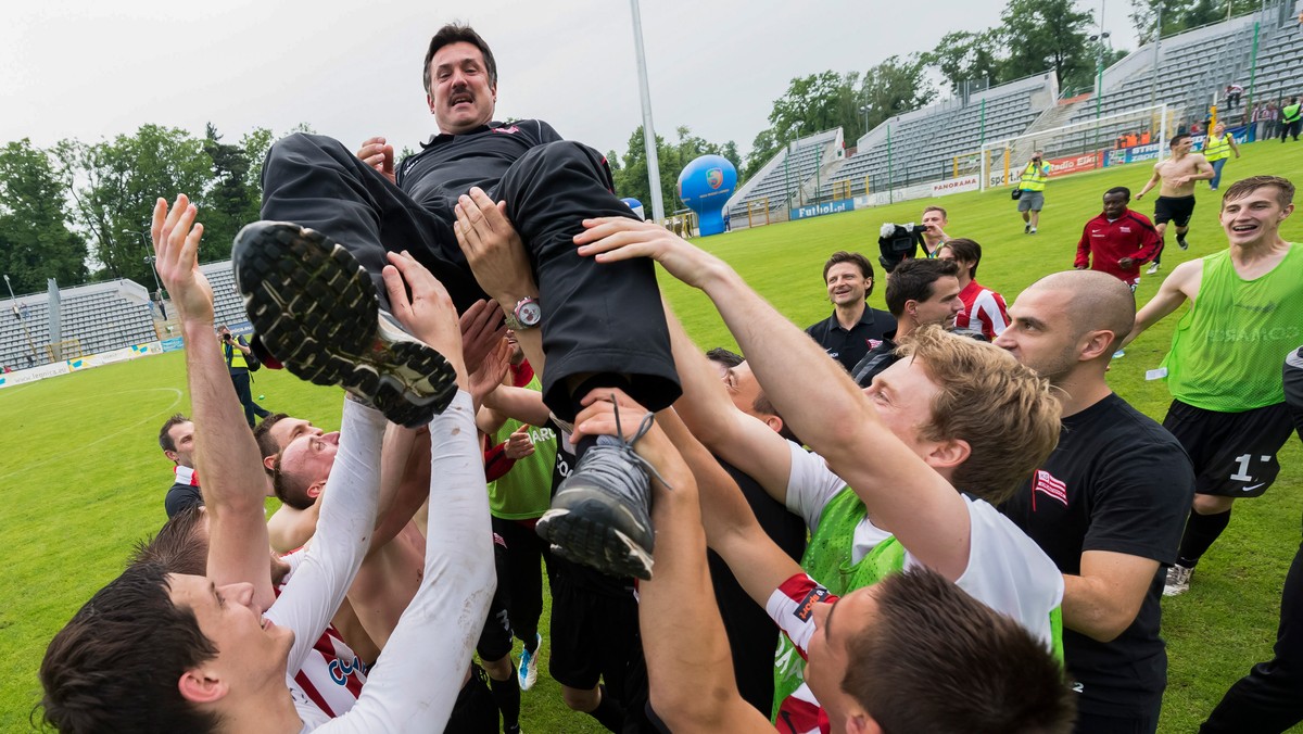 Zawisza Bydgoszcz i Cracovia zagrają w przyszłym sezonie T-Mobile Ekstraklasy. W meczach ostatniej kolejki Zawisza wygrał 4:0 z Polonią Bytom, Cracovia odniosła zwycięstwo w Legnicy z Miedzią (3:1), a Flota Świnoujście wygrała 4:1 z Termaliką Bruk-Bet Nieciecza. Do II ligi spada Warta Poznań, a Okocimski Brzesko najprawdopodobniej zagra w przyszłym sezonie zaplecza Ekstraklasy, bowiem Polonia Warszawa ma bardzo małe szanse na dopuszczenie do rozgrywek I ligi.