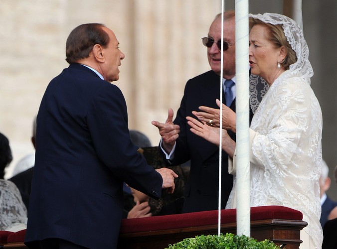 Premier Włoch Silvio Berlusconi rozmawia z królem Belgii Albertem II i królową Paolą