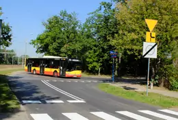 Jak używać kierunkowskazów na rondach i drogach z pierwszeństwem łamanym?