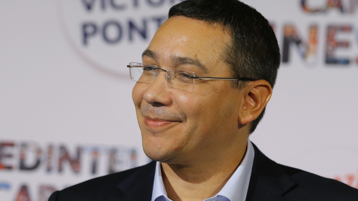 Premier Rumunii Victor Ponta z Partii Socjaldemokratycznej prowadzi po pierwszej turze niedzielnych wyborów prezydenckich - wynika z sondaży exit polls. W dogrywce 16 listopada zmierzy się ze swoim głównym rywalem Klausem Iohannisem.