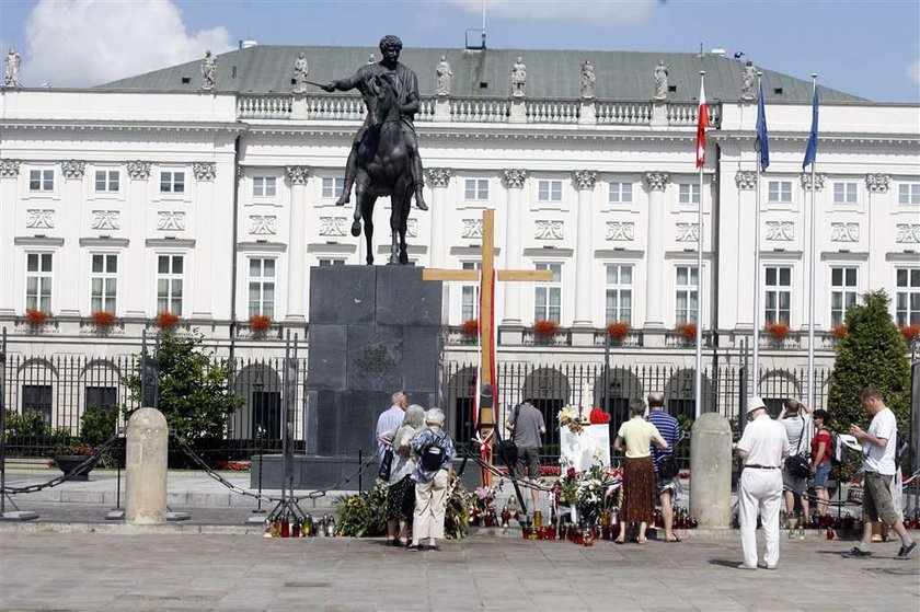 Nie będzie pomnika przed Pałacem Prezydenckim ku czci ofiar smoleńskiej katastrofy, bo nie zgadza się na to konserwator zabytków - taka informacja zelektryzowała obrońców krzyża