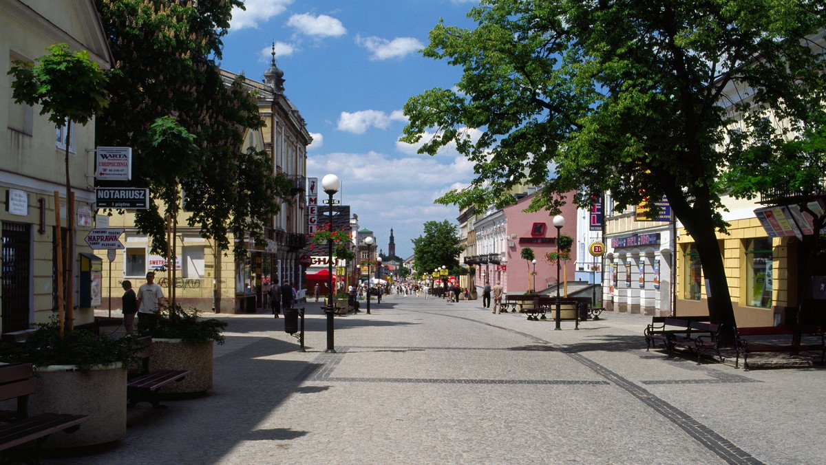 Radom to miasto w centralno-wschodniej Polsce, w województwie mazowieckim, nad rzeką Mleczną. Ma duże znaczenie krajowe i międzynarodowe. W przeszłości w Radomiu uchwalono konstytucje Nihil novi. Teraz słynie on z kilku liczących się imprez międzynarodowych jak np. Radom Air Show (pokazy lotnicze), Festiwal Gombrowiczowski i Radomski Festiwal Jazzowy. Ponadto oferuje wiele atrakcji turystycznych, jak np. skansen wsi polskiej czy centrum rzeźby polskiej w pobliskim Orońsku, a do tego ma dobre hotele i pensjonaty oraz gastronomię. Przedstawiamy ciekawostki i najważniejsze informacje o Radomiu, takie jak liczba mieszkańców czy powierzchnia miasta. 