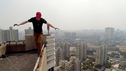 Normális? Őrült dolgot művelt ez a srác a felhőkarcoló tetején – videó