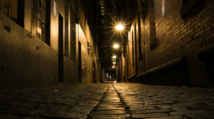 Klasszikus Sherlock Holmes-tetthely: sötét, macskaköves utca / Fotó: Getty Images