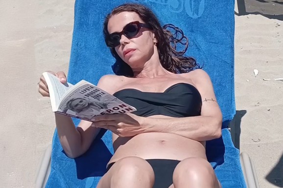 JELENA BAČIĆ ALIMPIĆ SE SKINULA U CRNI BIKINI BEZ BRETELA Svi komentarišu zategnutu kožu u 6. deceniji: Čita knjigu na plaži i sve joj je potaman
