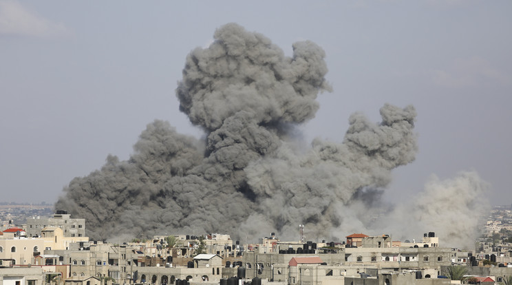 Izraeli rakéta csapódik be a Gázai övezet déli részén fekvő Rafahban 2023. október 12-én. A Gázai övezetet irányító Hamász palesztin iszlamista szervezet október 7-én többfrontos támadást indított Izrael ellen, több mint 1200 izraeli életét vesztette, a Hamász elleni izraeli válaszcsapások közel 1200 ember halálát okozták a Gázai övezetben / Fotó: MTI/AP/Hatem Ali
