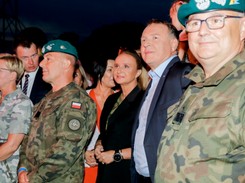 Wszystko, co najbardziej HOT: Militarny look Joanny Kurskiej na koncercie TVP. FOTO