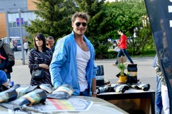 Mikołaj Roznerski buduje dom w lesie. Pokazał NAGRANIE [WIDEO]