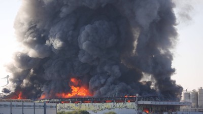 Płonąca konstrukcja po uderzeniu rakiet w izraelskie miasto Gedera