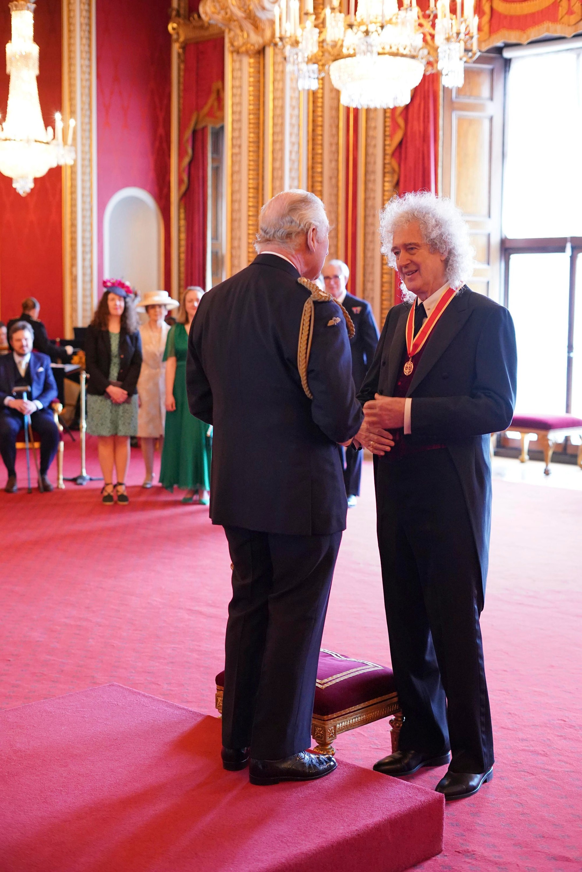 Rockový gitarista Brian May bol povýšený do rytierskeho stavu.