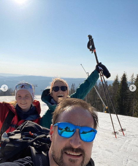 Norweska rodzina królewska na nartach
