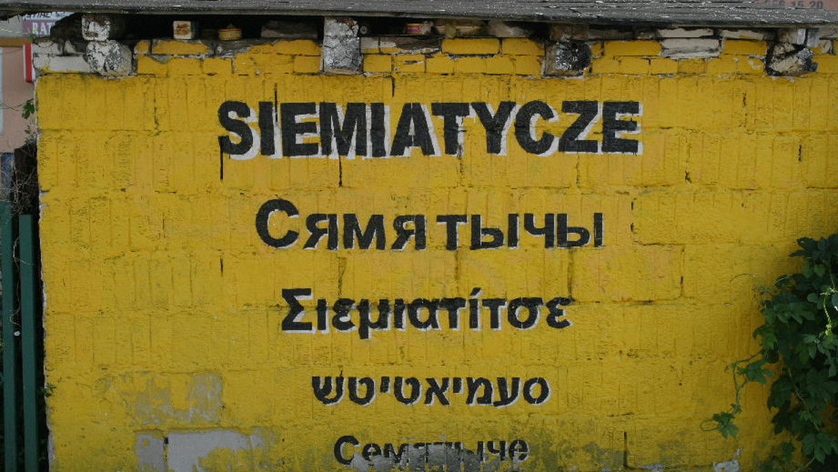 Sfinksy prawie jak w Luksorze i wielokulturowe murale to ukryte atrakcje Siemiatycz. A co roku w połowie sierpnia miasteczko przeżywa najazd pielgrzymów zmierzających do największego sanktuarium polskiego prawosławia, pobliskiej Świętej Góry Grabarki, zwanej też Górą Krzyży.