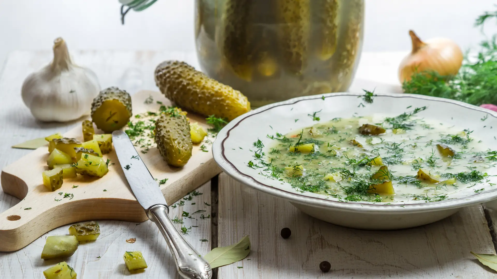 Zupa ogórkowa na żeberkach - domowy przepis