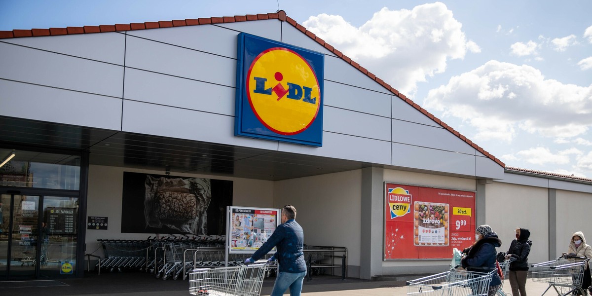 Według Lidl Polska, plakaty zniechęcające do odwiedzin w sklepie sieci to "czyn nieuczciwej konkurencji".