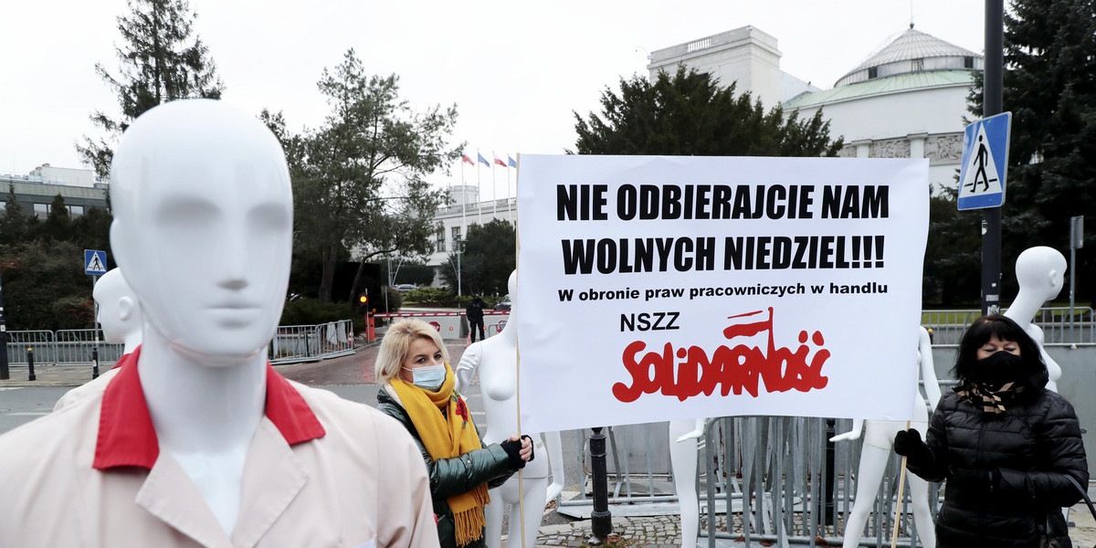 NSZZ Solidarnosc zorganizowala przed Sejmem happening w protescie przeciwko niedzieli handlowej 6 grudnia.