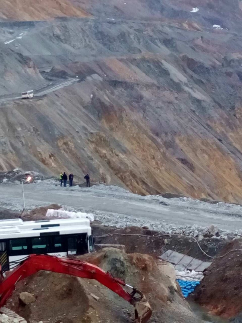 Brdo se sručilo na metalnu kućicu u kojoj je bio radnik i srušilo je u jezero