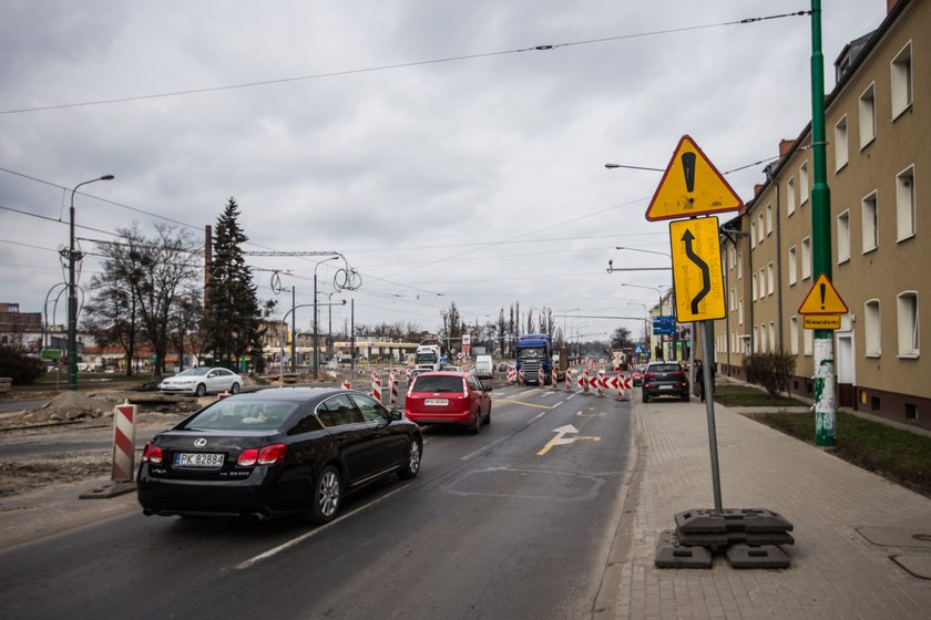 Utrudnienia na Dąbrowskiego przy Kościelnej i Przybyszewskiego