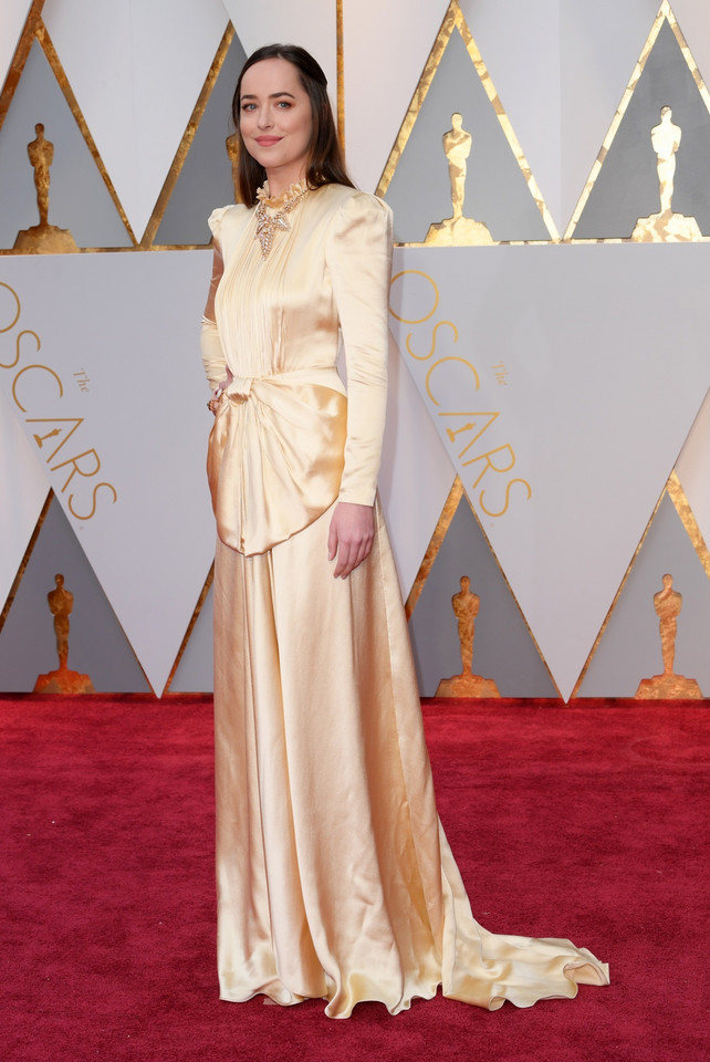 Dakota Johnson i jej stylizacja na Oscary 2017 - czerwony dywan