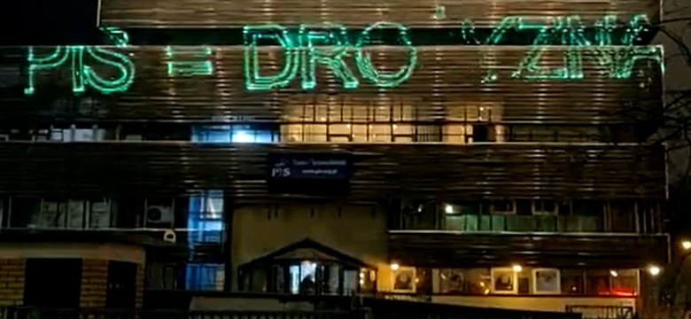 Koalicja Obywatelska wyświetliła napis na siedzibie PiS