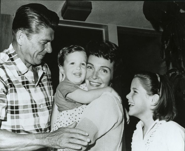 Nancy Reagan i Ronald Reagan z dziećmi: Patricią i Ronaldem w 1960 roku