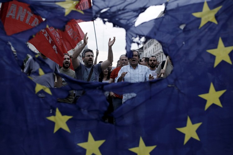 Największym zagrożeniem dla stabilności globalnej gospodarki jest w tej chwili „Grexit” i możliwy, następujący po nim rozpad strefy euro. – Biorąc pod uwagę trudności rządu Syrizy ze spełnieniem trudnych warunków nowej umowy z UE, zakładamy duże prawdopodobieństwo wyjścia Grecji ze strefy euro w 2016 roku – twierdzą eksperci EIU. Jeżeli potencjalne wyjście Grecji z eurostrefy doprowadziłoby do odłączenia się od niej kolejnych krajów, byłby to poważny cios dla światowej gospodarki. Na zdj. antyoszczędnościowe protesty w Salonikach w Grecji