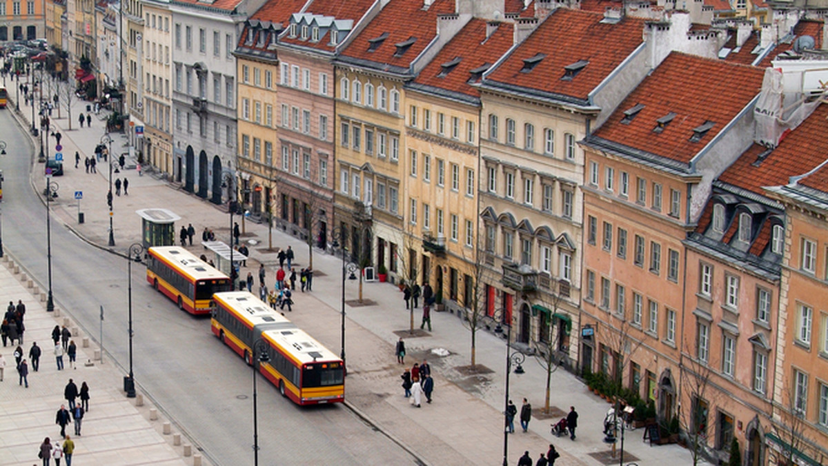 W sobotę, po raz pierwszy w tym sezonie, ulice Nowy Świat i Krakowskie Przedmieście w Warszawie zamienią się w weekendowy deptak. Ruch będzie wyłączony z samochodów od ronda de Gaulle'a do ul. Miodowej; autobusy pojadą objazdami - informuje stołeczny Zarząd Dróg Miejskich.