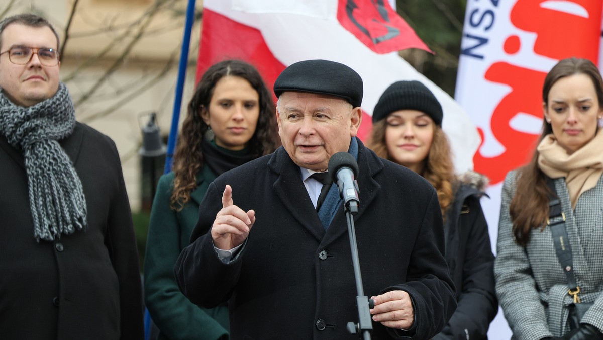 Prezes PiS krytykuje rząd. "On po prostu jest umysłowo bliski tym paniom"