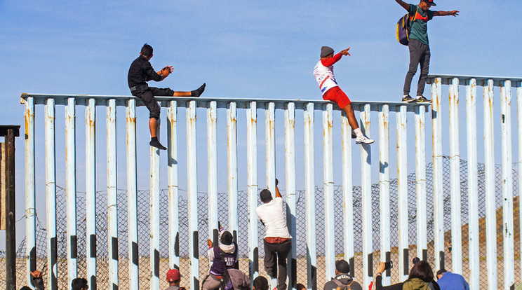 Amerikai lapinformációk szerint mintegy 500 migráns rohamozta meg a határkerítést /Fotó: MTI EPA JOEBETH TERRIQUEZ